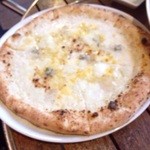 PIZZA SALVATORE CUOMO - 4種のチーズピッツァ