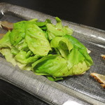 フグとヒラマサ　バルサミコ酢で和えたサラダ菜とともに