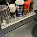 煮干しラーメン キングニボラ - 卓上調味料