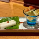 旬彩酒庵 おねぎや - １）前菜二点盛り
      　　・水茄子とじゅんさい 土佐酢ジュレ
      　　・軟白葱の浅漬け