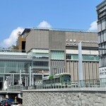 ANDERSEN Fukuya Hiroshima Eki Mae Ten - The streetcar arrives on the second floor of the station building.