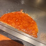 お好み焼き 剛毅 - チーズ焼き（半分カット）はカリカリに焼いて脂分が抜けているのが食べやすい
