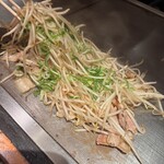 お好み焼き 剛毅 - （広島直送の）もやし炒め