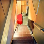 日本料理 つむぐ - 階段で地下へ