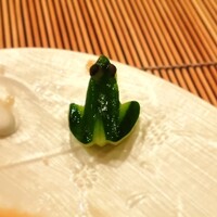 日本料理 つむぐ - 鉢物　季節の野菜の胡麻ダレ　カエル見立ての胡瓜