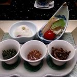 石花海 別邸 かぎや - 朝食　ポテトサラダ　ミニトマト　ホワイトアスパラガス　鮪の山掛け　小鉢３種