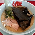 ラーメン 山岡家 - 料理写真:ラーメン(690円也) 家系独特の醤油とんこつ‥