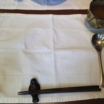 銀のさじ - テーブルにはマットが。