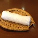 銀のさじ - おしぼりです。