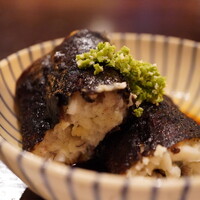 たでの葉 - 薄い皮をフワッと破ると炭火の香ばしさで溢れ、澄み切った甘いタレの輪郭を纏うと、身は噛むまでもなくトロけながら旨味を炸裂！美味しい！