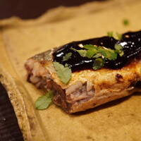 たでの葉 - 綺麗に下処理された身は食べやすく、敢えて味噌の強い甘さとほろ苦い田舎らしさで染め上げる。 囲炉裏を囲み、青山の郷土料理を味わっている感覚に酔いしれる。