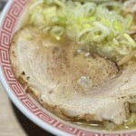 まるえ中華そば 巣鴨 - 豚バラ中華そば(塩)、メンマ、ネギ
