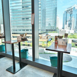 アゲダチ - 見晴らしのいい景観のテーブル席（立ち飲み席）