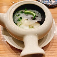いでの上料理店 - 帆立と枝豆の真丈の土瓶蒸し。新蓮根、生木耳。