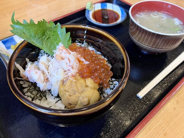 北海道に来たらまずは海鮮丼。 : いくら亭の写真