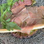 Pasta&Pizzeria Creo - 生ハムとサラミの盛り合わせ¥1580
      固めでしっかりした味付け