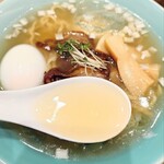 磨宝の鶏中華そば てらうち - 氷も浮かんでキンキンに冷えてますが、それでも鶏の旨味がしっかり感じられるスープ