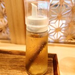 磨宝の鶏中華そば てらうち - 冷やしについてくる昆布酢
      少し加えるだけで清涼感がアップする感じ