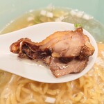 磨宝の鶏中華そば てらうち - こちらもコリコリ食感の鶏チャーシュー