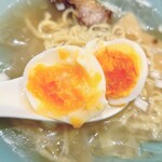 磨宝の鶏中華そば てらうち - 塩卵は黄身が濃厚です