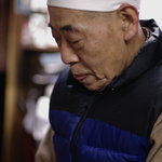 大木洋食店 - 冩眞帖に見入る主（あるじ）