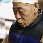 大木洋食店 - 冩眞帖に見入る主（あるじ）