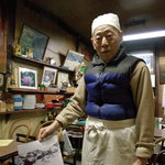 大木洋食店 - 昔の冩眞を見せる主（あるじ）