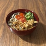 蕎麦 みろく - 冷たいお椀の蕎麦　ミニトマト、きゅうり、ニンニクチップ、甘いお揚げ