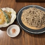 蕎麦 みろく - もりそば　角ばっていて太めの蕎麦です。