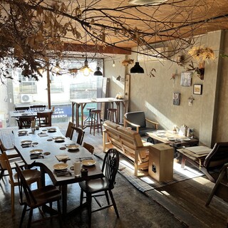 店內採木質裝潢，透過大窗戶可欣賞自然美景◆適合約會及各種聚會