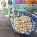 麺や 青雲志 - 全てまぜたら透明正油とワサビオイルを添えて。