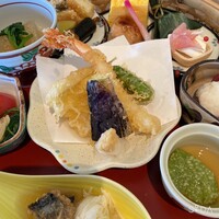 浅草むぎとろ 本店 - 私のメインは天ぷら盛り合わせ