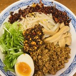 つけめん桜の如く - 卓上ラー油を北側に配備