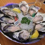 Oyster Bar ジャックポット - パーティーメニューの生牡蠣。この日は厚岸と長崎の対決。