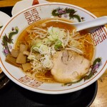 空海 - ◯ラーメン
醤油は僕的には適度な濃さで、スッキリ感はあるものの
存在感は軽く主張しつつ
鶏系な出汁の旨味感も割とあるので

どちらも突出することなく両方楽しめる

端正な味わいがしていて美味しいなあ♪