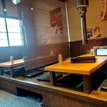 炭火焼肉ホルモン横丁 - 店内1