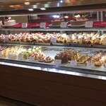 ママのえらんだ元町ケーキ 元町本店 - "ショーケースに並ぶ「ざくろ」＆「クリスマスざくろ」"