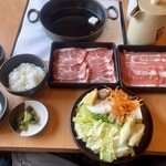 涮涮鍋壽喜燒Dontei 宇都宮鶴田店 - 豚ロース二種盛り定食1848円
                      熟成牛