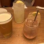 PIZZERIA IL VICOLO - 前列はイワイラガーというクラフトビール、長男のピーチティー、後列は相方ちゃんのボタニィレモンサワー、長女のヴィコロパンチという桜風味のカクテル。