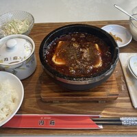 四川名菜 川府 - 石鍋麻婆豆腐定食。木蓋を開けたら飛び散りました！笑