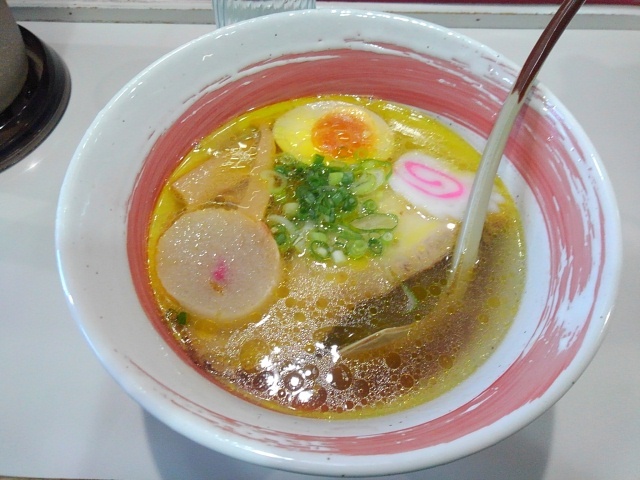 これぞ函館塩No.1塩ラーメン！函館駅すぐ「炎陣」透明スープはコクがあってシンプルに激ウマ : ハコダテ ヌードルズ 炎陣