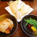 串 うーまんず - タッカンマリに無料で付いてくる野菜盛、キムチ、ニラ、タデギ（唐辛子味噌）はご自身でブレンドしてね♪