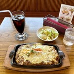 CAFE サルデーレ - 日替わりランチ♪
月曜・焼きカレー（サラダ、ドリンク付） 