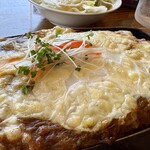 CAFE サルデーレ - 熱々 鉄板で登場！
真っ白なご飯に ほんのり スパイシーなカレー
たっぷり チーズがのっています