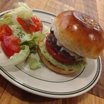 OLU BURGER KYOTO - モッツアレラ、マッシュルームバーガーとサラダ