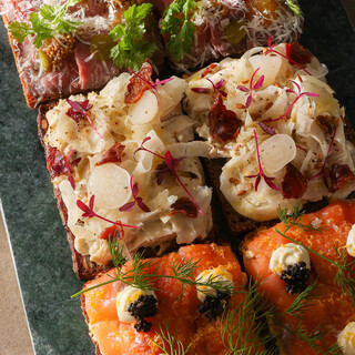 珍しいデンマークのスモーブローや季節限定メニューも自慢