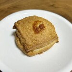 スコーンと焼き菓子のお店 グーテ - 塩キャラメルスコーン
      真ん中に、濃厚キャラメルクリームがサンドされてます
      赤穂産のお塩とキャラメルの組み合わせが絶妙です