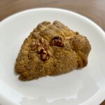 スコーンと焼き菓子のお店 グーテ - くるみスコーン　
      ローストされたくるみの食感と風味が◎
      香ばしくて最高です♪