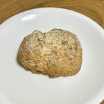 スコーンと焼き菓子のお店 グーテ - 豆乳きなこスコーン
      きなこの良い香りがします♪
      無調整有機豆乳を使用、上には無農薬大豆を使ったきな粉がたっぷりかかってます