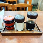 そば処 更科 - 卓上常備。